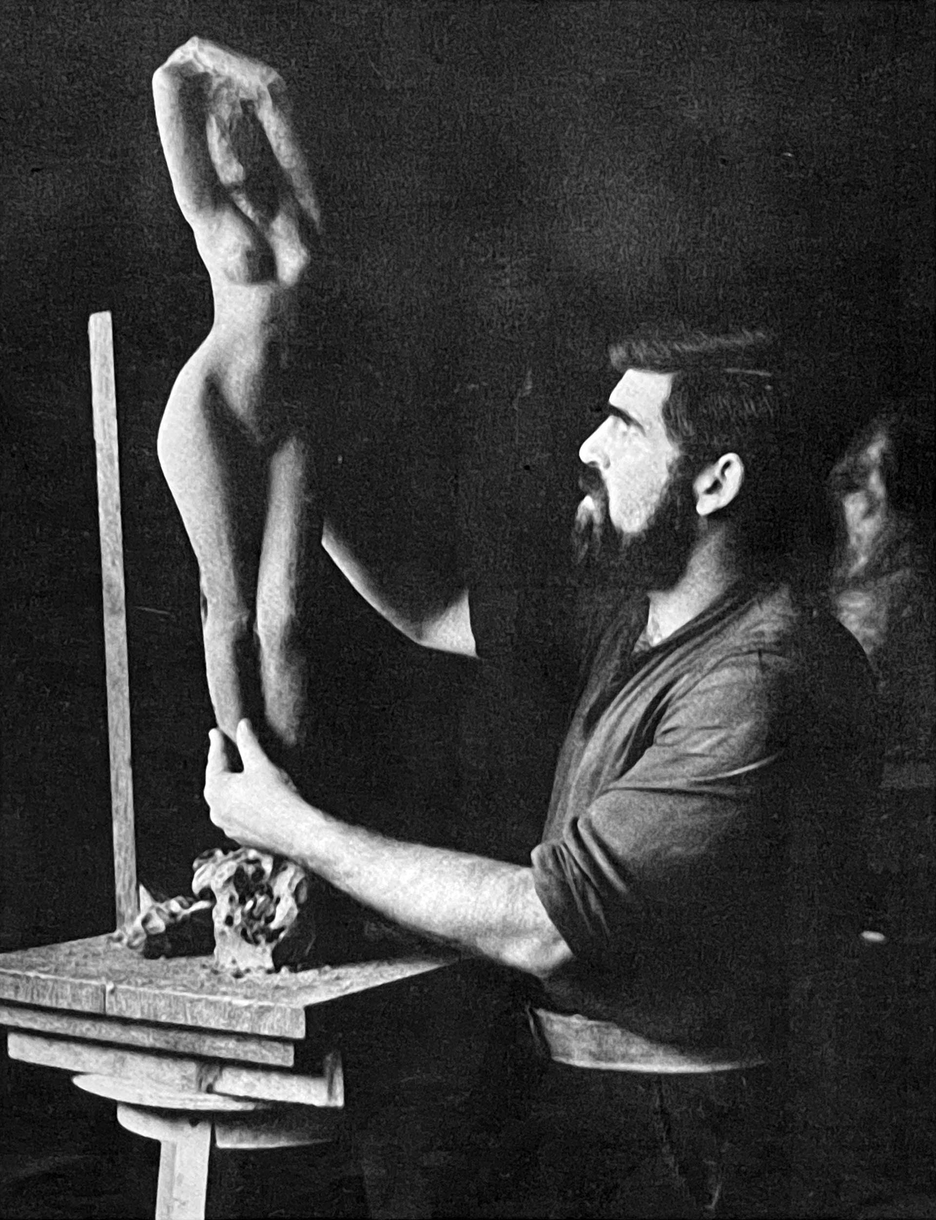 Mario da Corgeno osserva la sua scultura
