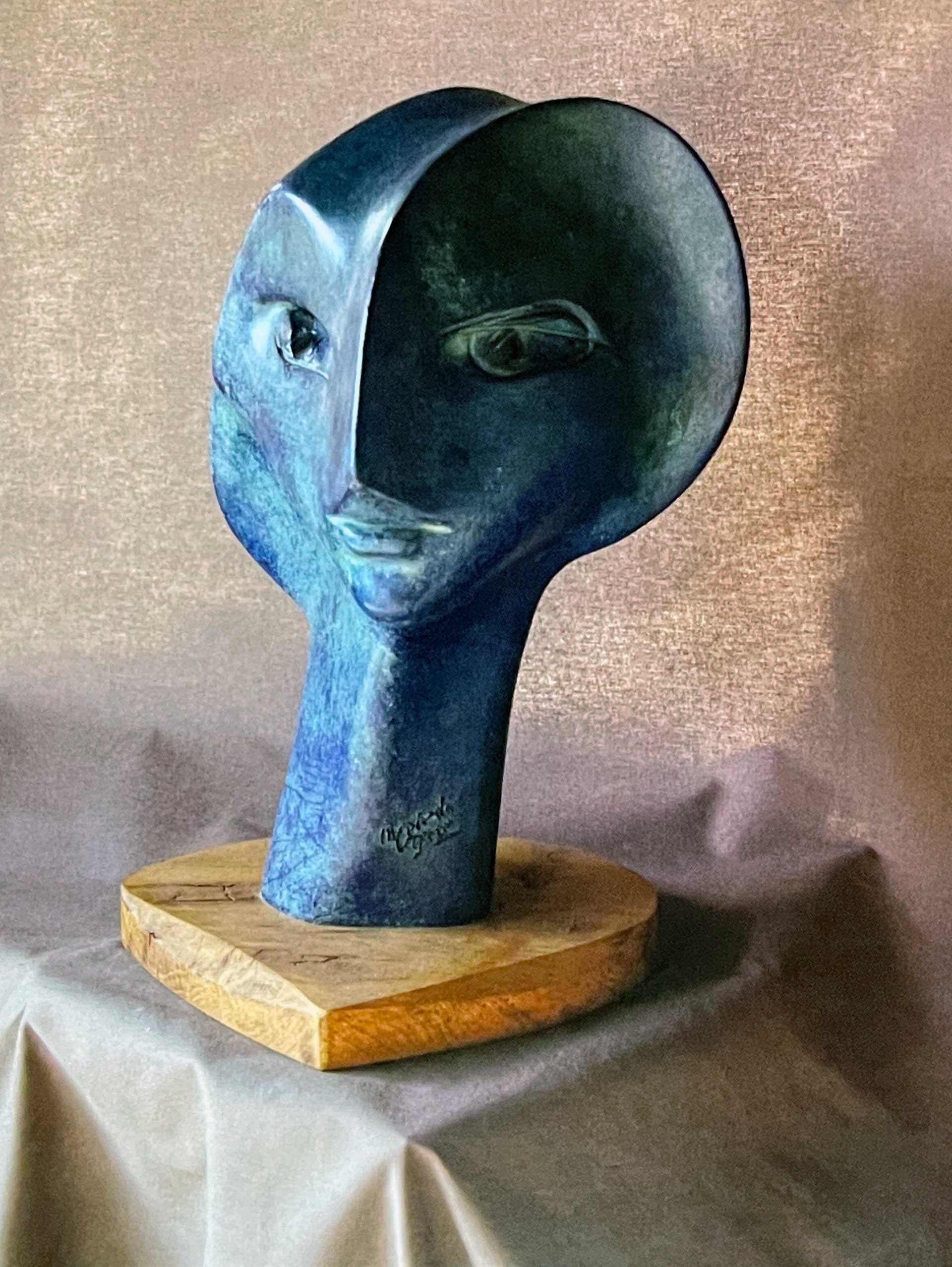 Scultura in bronzo di Mario da Corgeno il cosmo di un volto