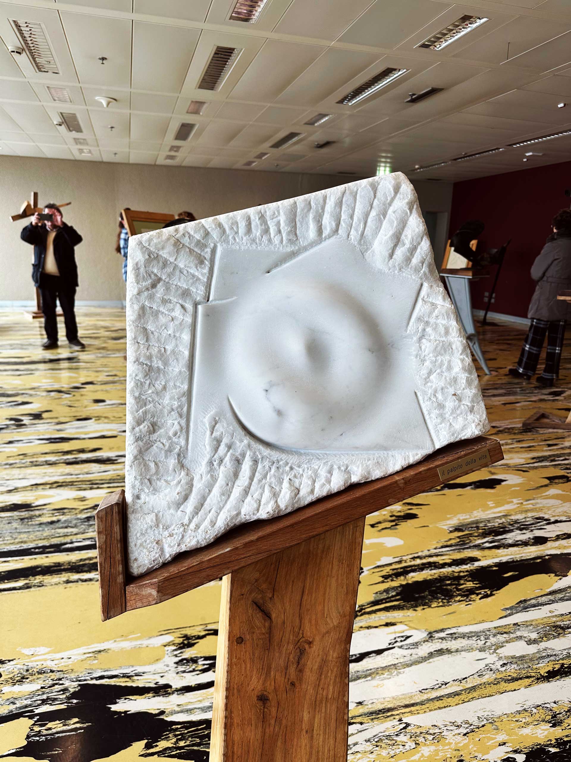 Scultura marmo Mario da Corgeno Mostra verso l'immenso palazzo Pirelli